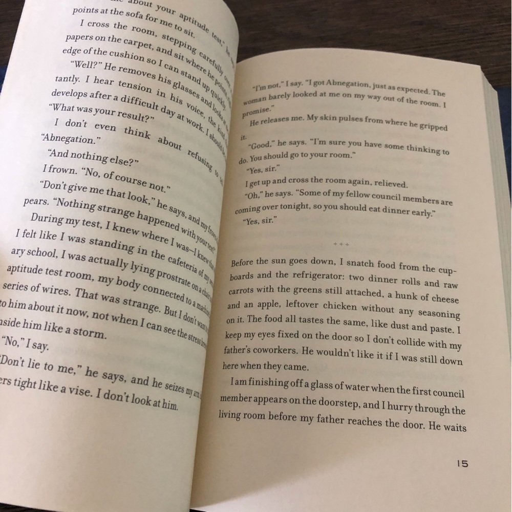 Four by: Veronica Roth hardback book - Picture 3 of 5